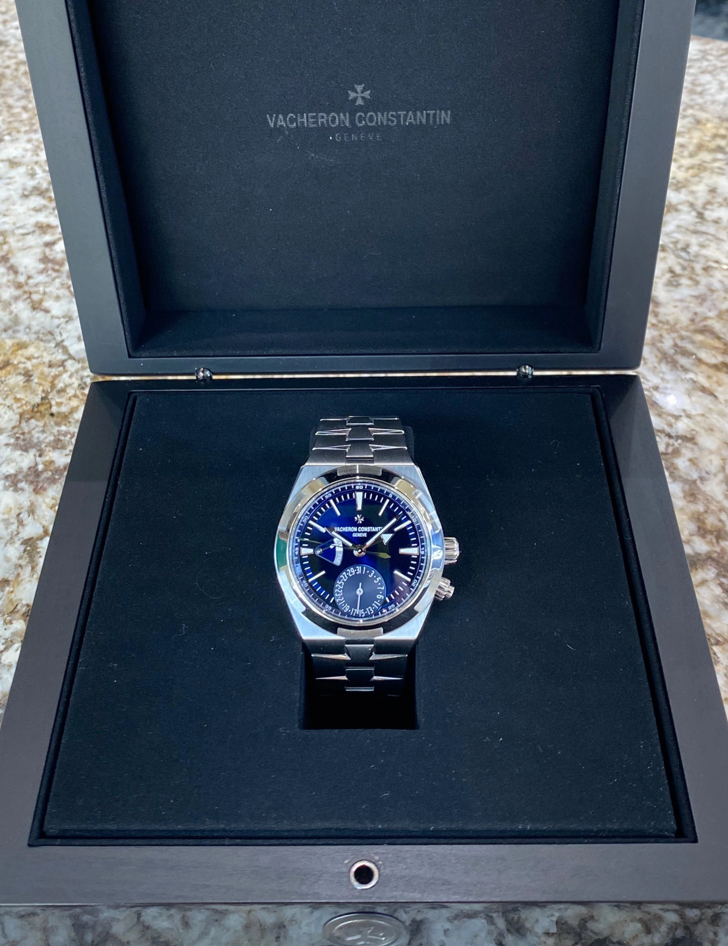 2023 Vacheron Constantin Overseas Dual Time 7900V