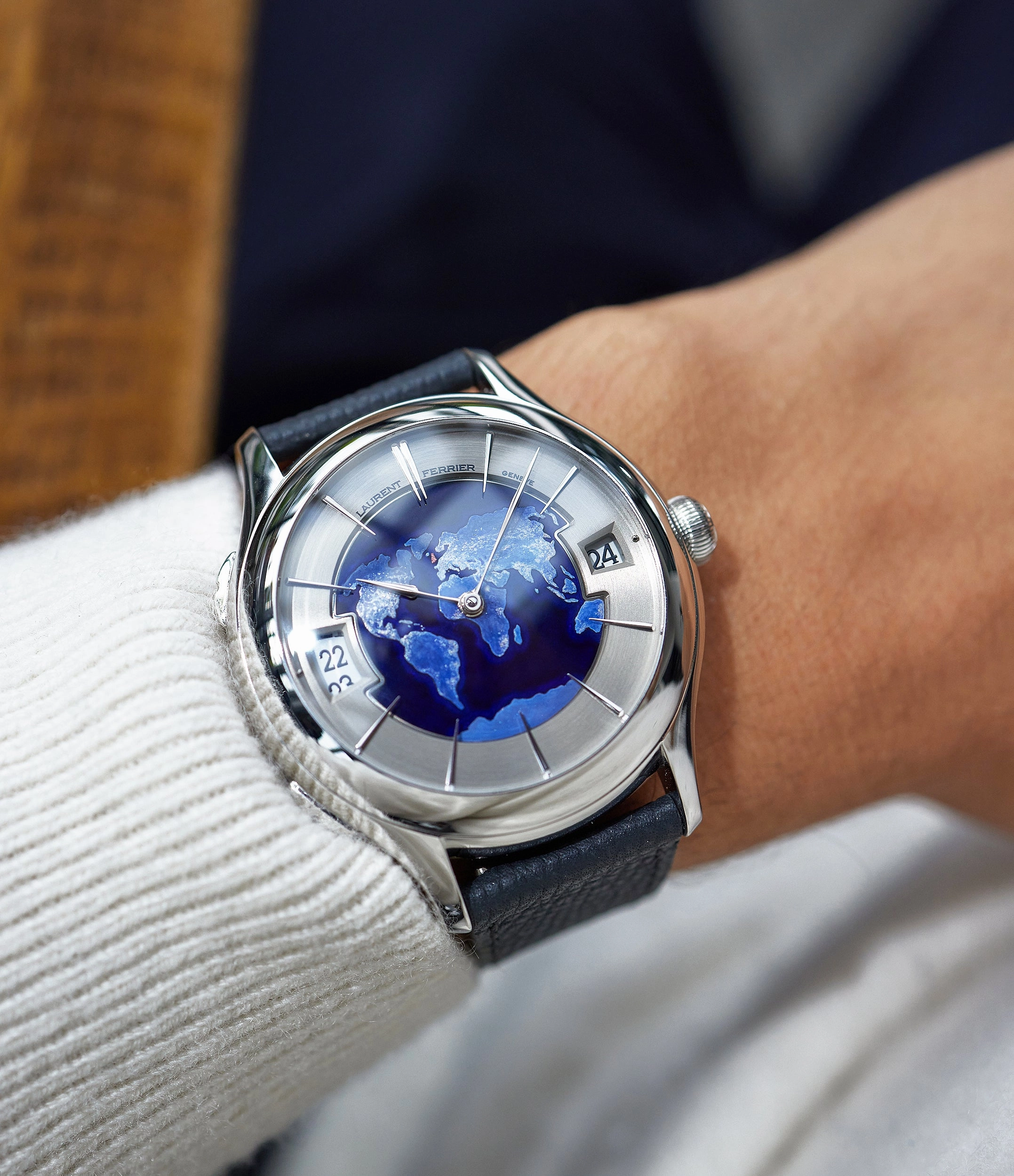 Galet Traveller | Globe Night | Platinum