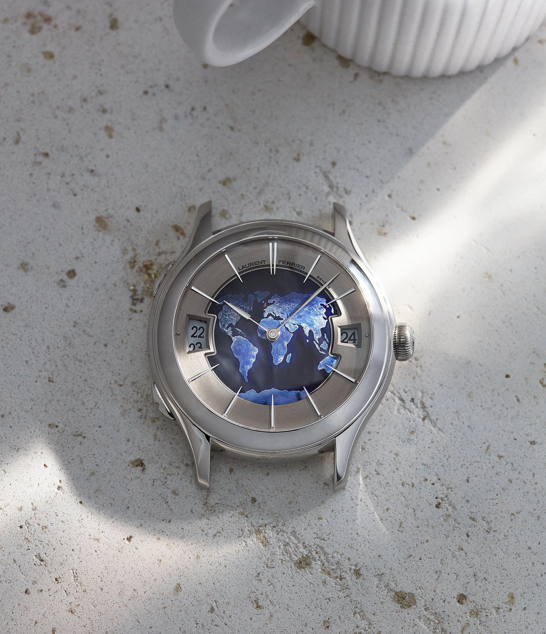 Galet Traveller | Globe Night | Platinum
