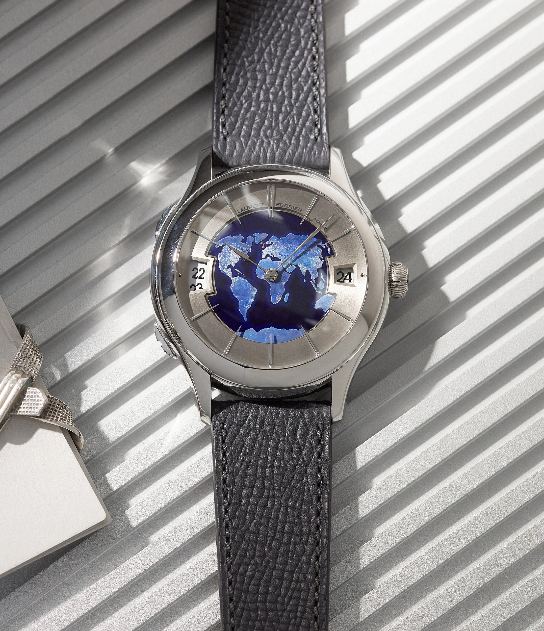 Galet Traveller | Globe Night | Platinum