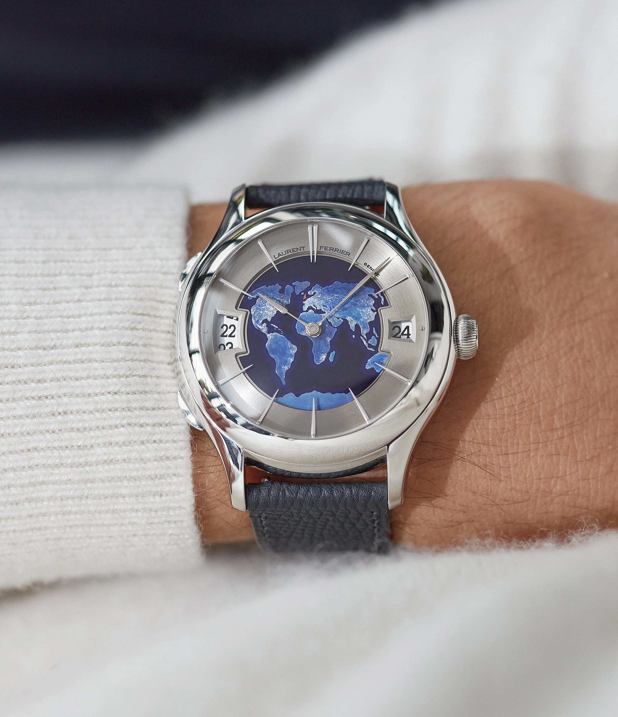 Galet Traveller | Globe Night | Platinum
