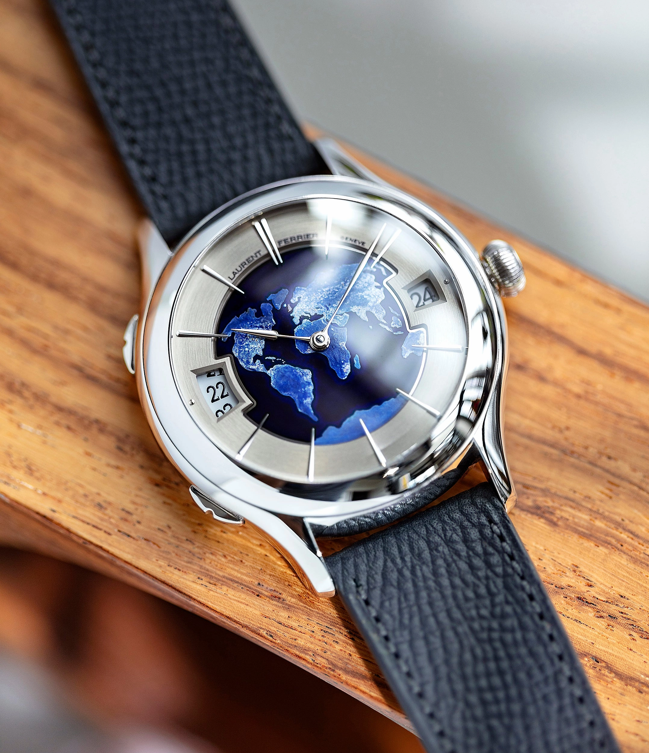 Galet Traveller | Globe Night | Platinum