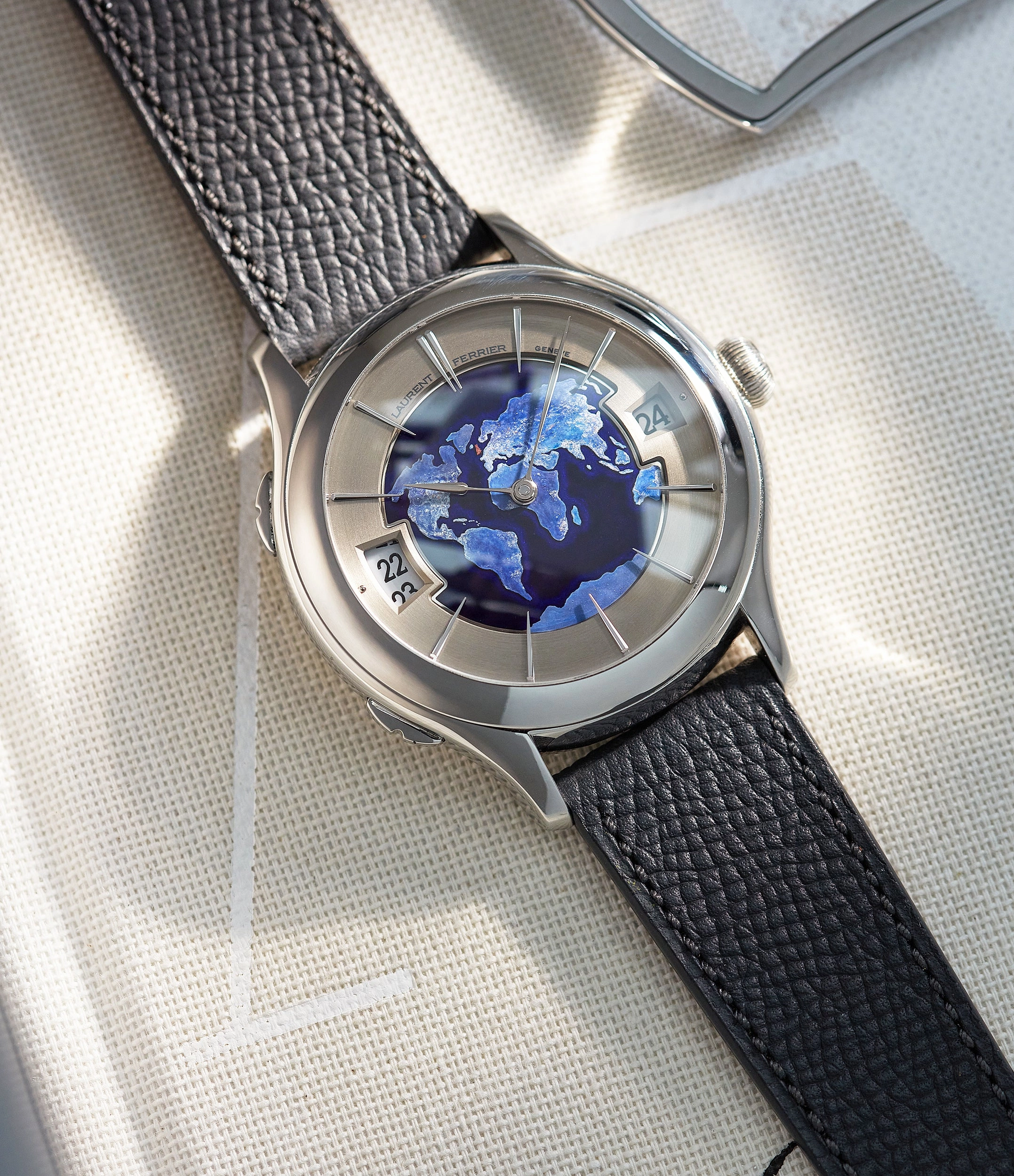Galet Traveller | Globe Night | Platinum