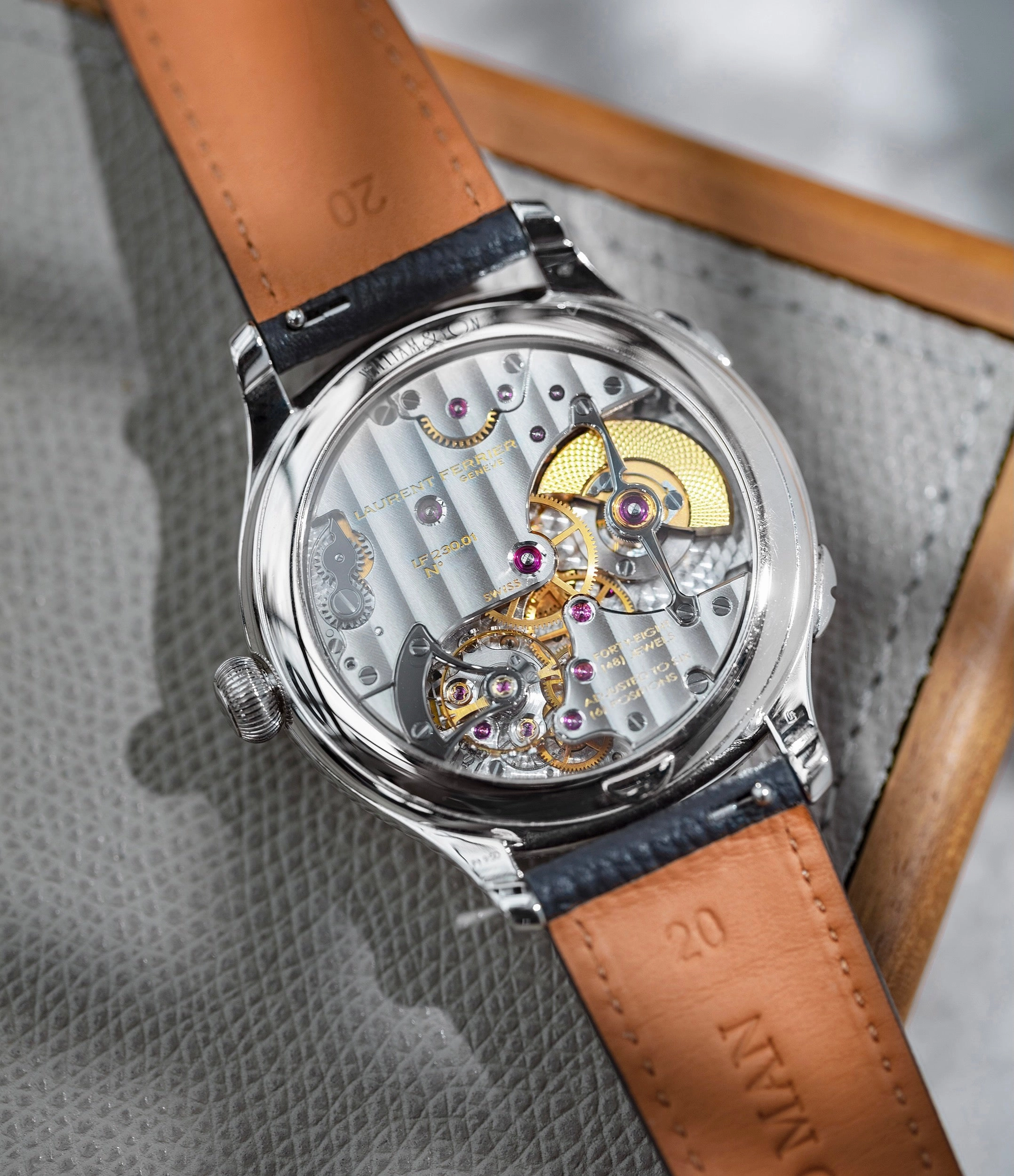 Galet Traveller | Globe Night | Platinum