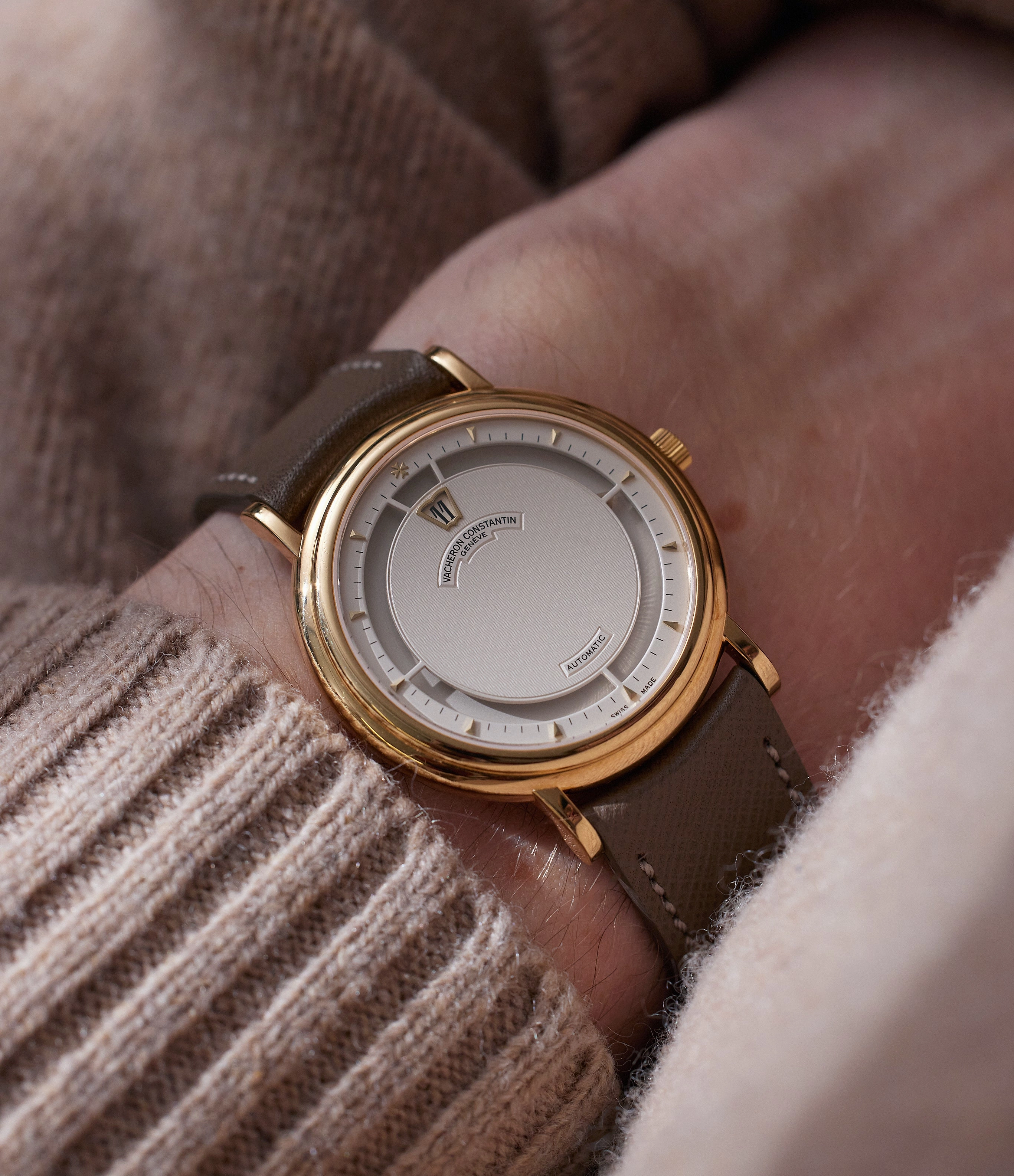 Jump Hour 43040 | Yellow Gold